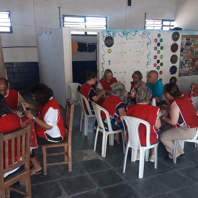 Atividade coletiva de convivência, com identidades preservadas