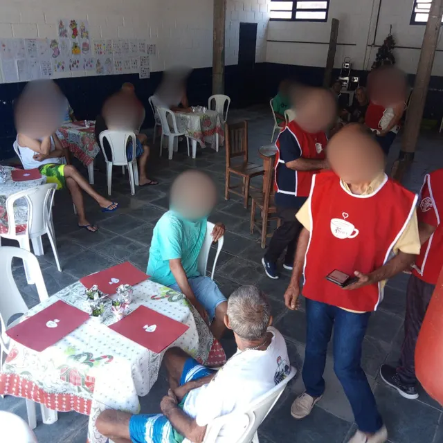 Momento de convivência em área externa, com identidades preservadas