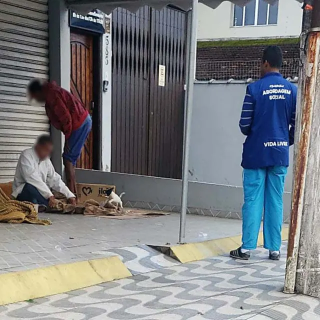 Encontro coletivo no espaço do Projeto Phoenix, com identidades preservadas